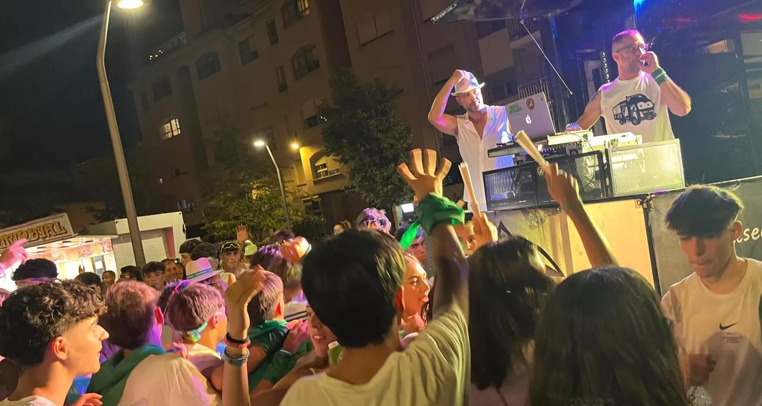 Salida de la plaza de toros con la Banda de Música y las charangas de las Peñas. Foto Mercedes Manterola