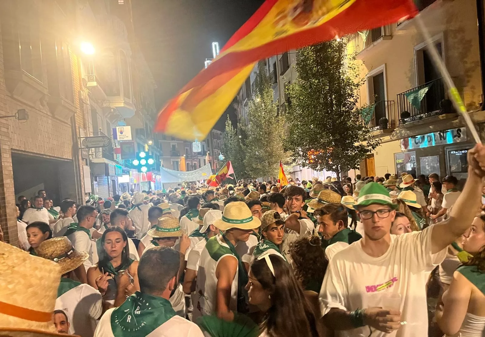 Salida de la plaza de toros con la Banda de Música y las charangas de las Peñas. Foto Mercedes Manterola