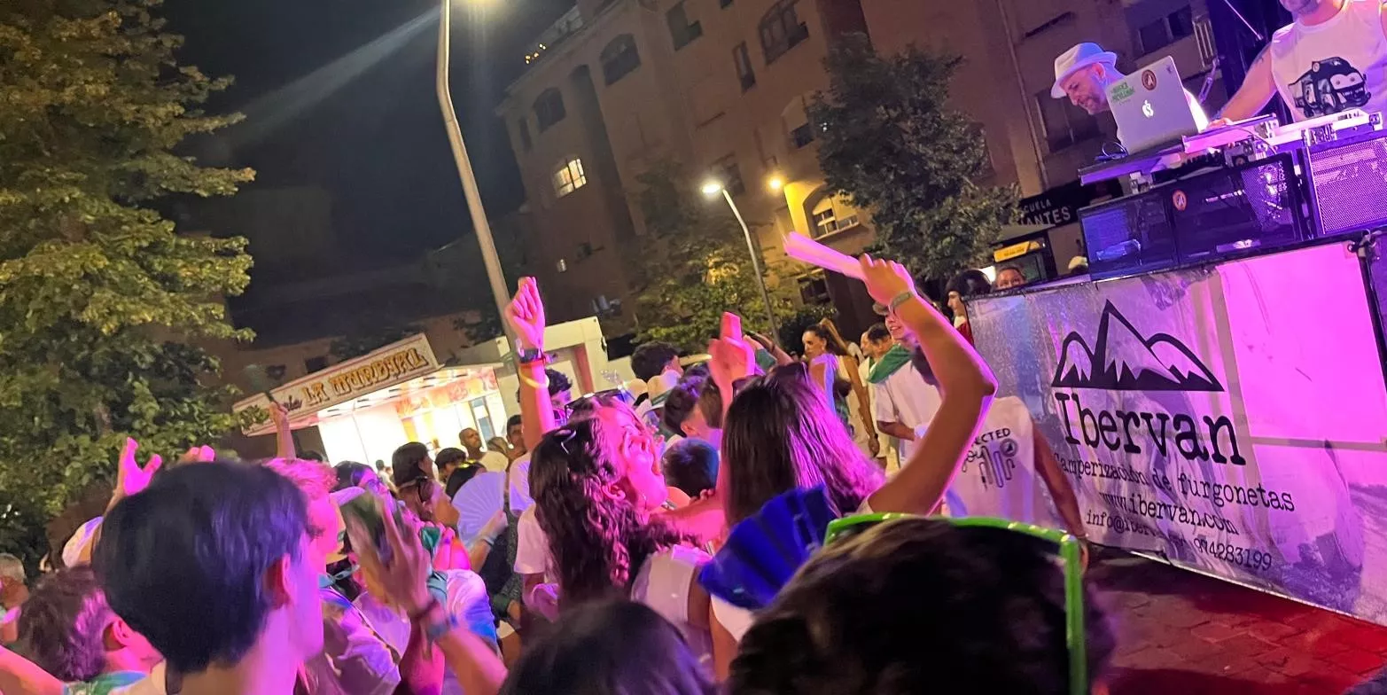 Salida de la plaza de toros con la Banda de Música y las charangas de las Peñas. Foto Mercedes Manterola