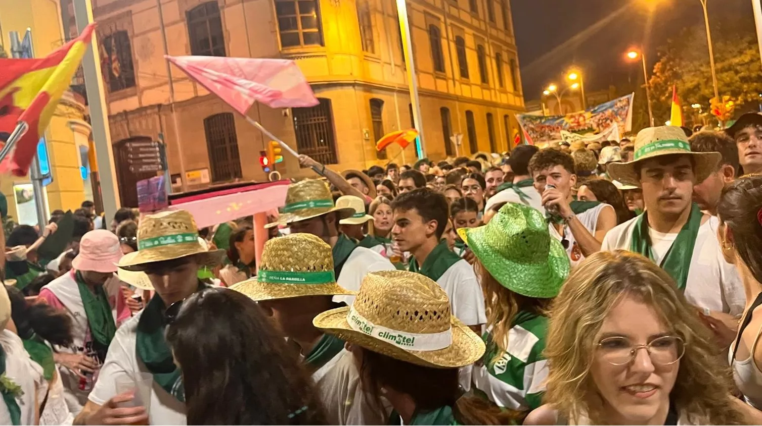 Salida de la plaza de toros con la Banda de Música y las charangas de las Peñas. Foto Mercedes Manterola