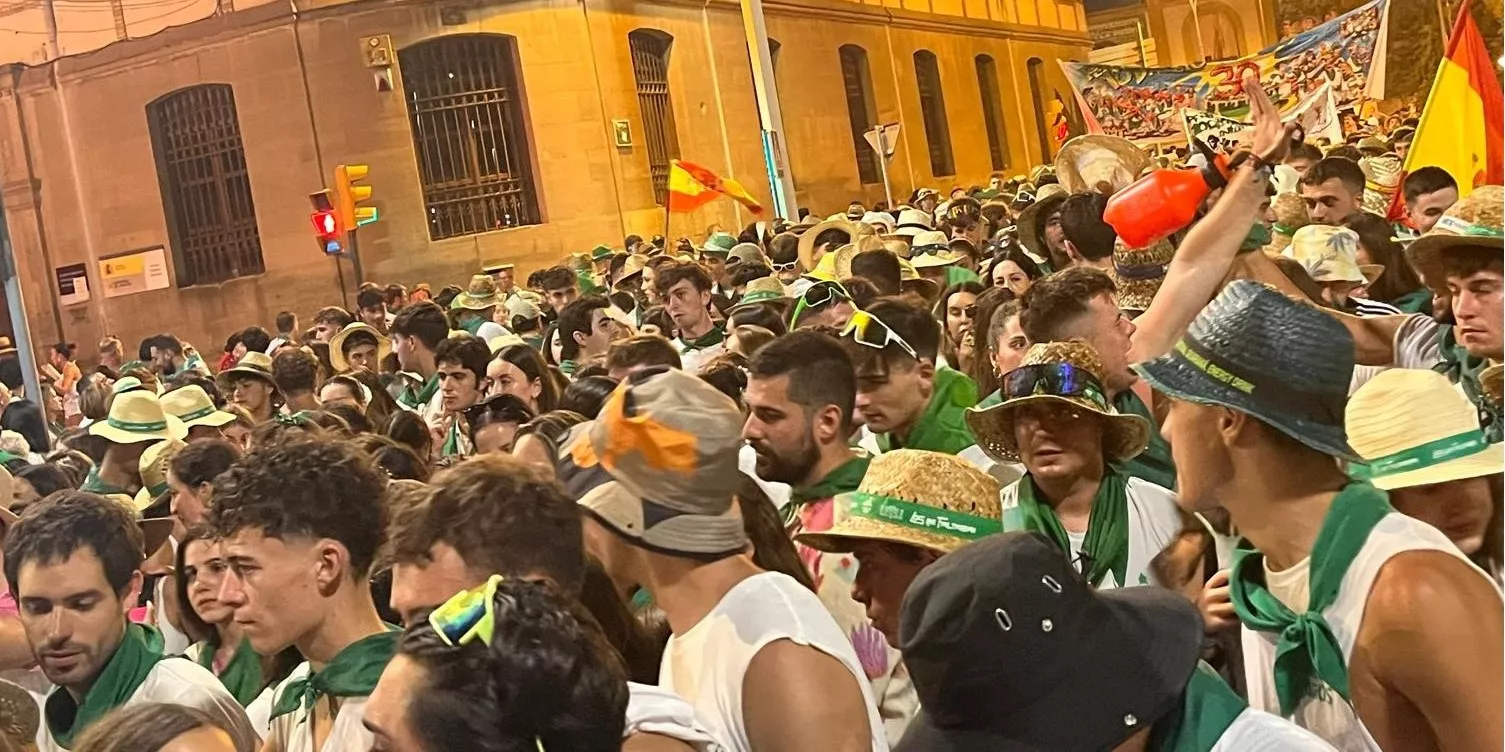 Salida de la plaza de toros con la Banda de Música y las charangas de las Peñas. Foto Mercedes Manterola