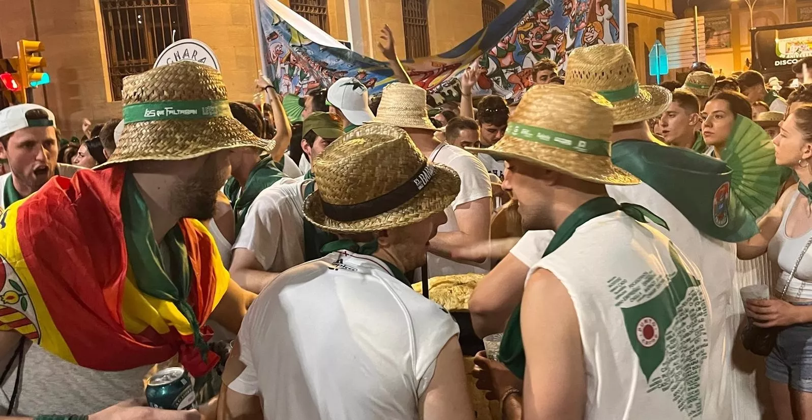 Salida de la plaza de toros con la Banda de Música y las charangas de las Peñas. Foto Mercedes Manterola