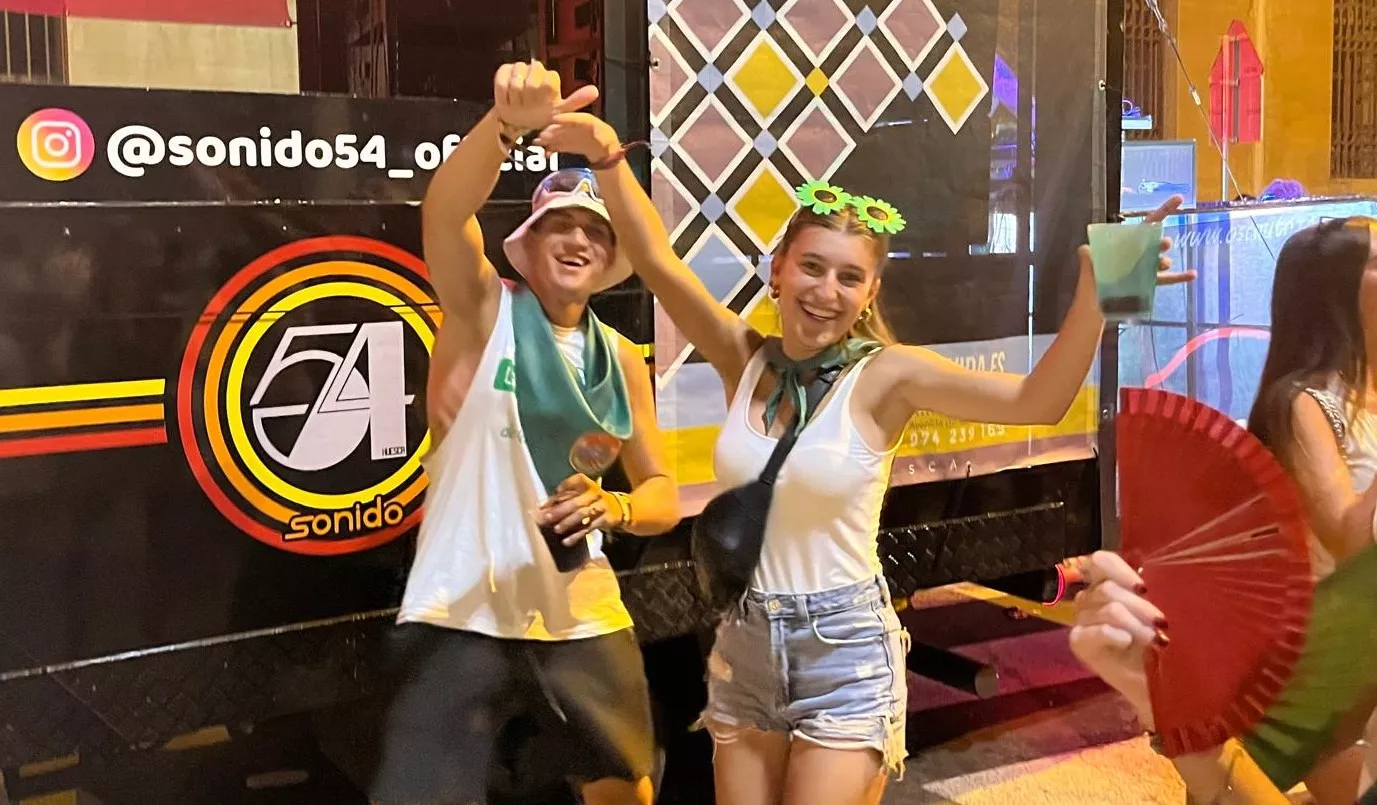 Salida de la plaza de toros con la Banda de Música y las charangas de las Peñas. Foto Mercedes Manterola