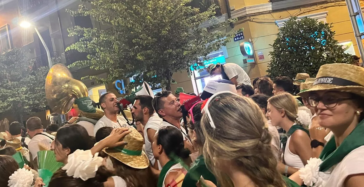 Salida de la plaza de toros con la Banda de Música y las charangas de las Peñas. Foto Mercedes Manterola