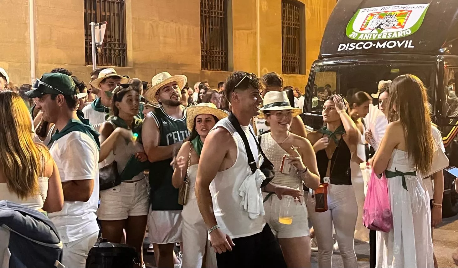 Salida de la plaza de toros con la Banda de Música y las charangas de las Peñas. Foto Mercedes Manterola