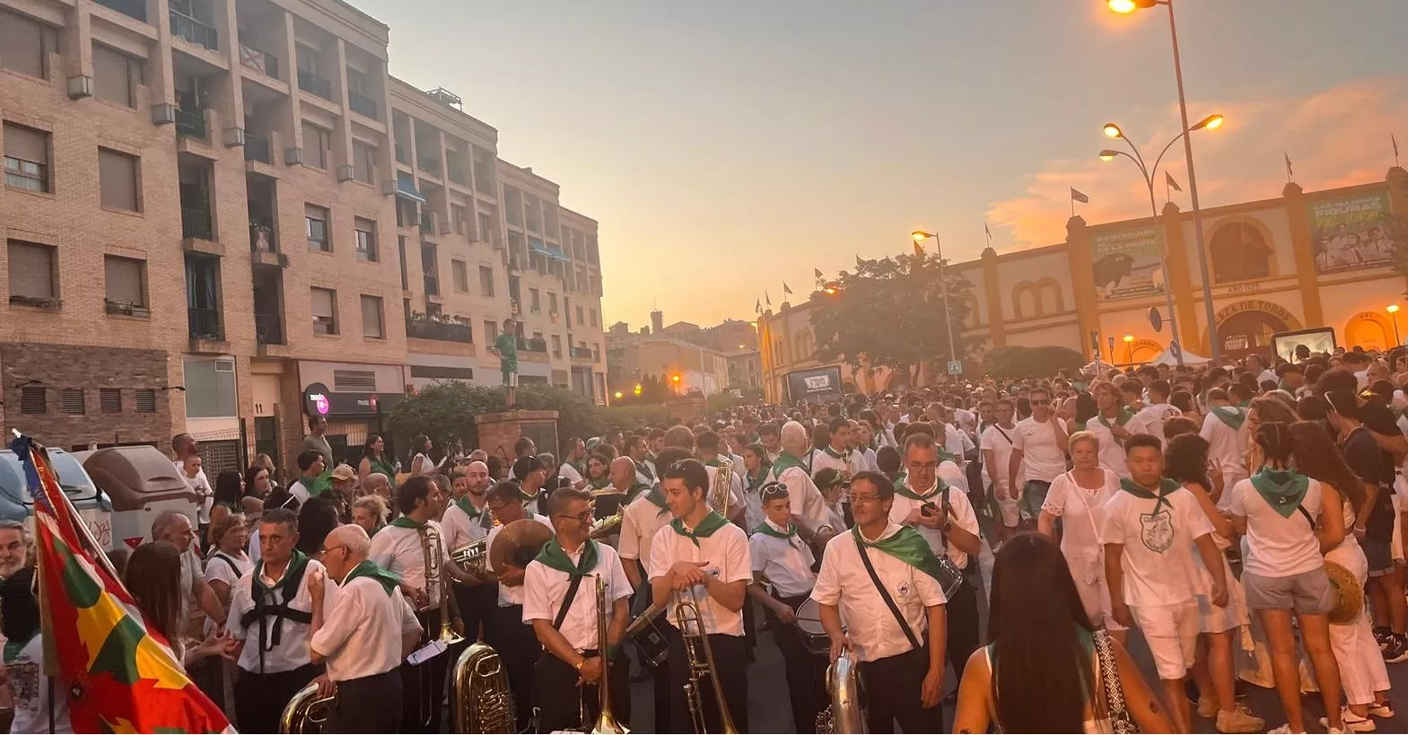 Salida de la plaza de toros con la Banda de Música y las charangas de las Peñas. Foto Mercedes Manterola