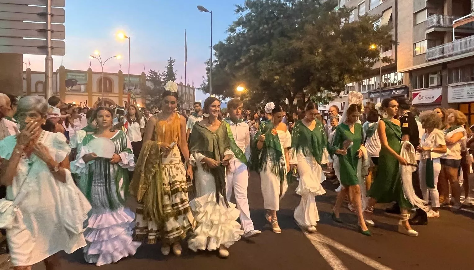 Salida de la plaza de toros con la Banda de Música y las charangas de las Peñas. Foto Mercedes Manterola