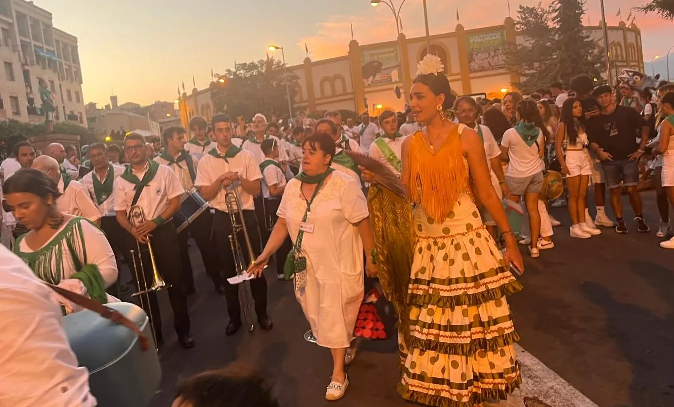 Salida de la plaza de toros con la Banda de Música y las charangas de las Peñas. Foto Mercedes Manterola