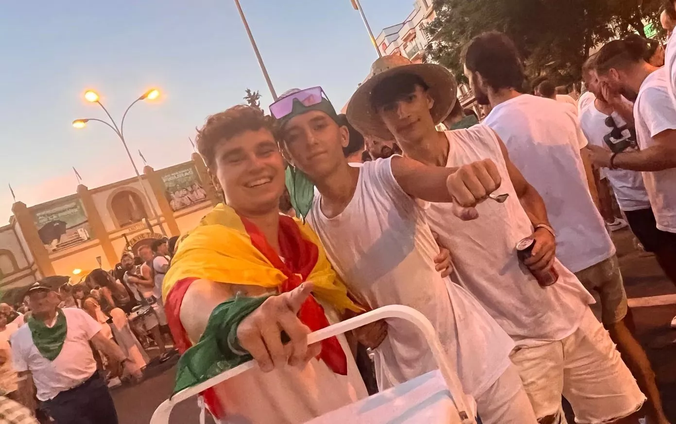 Salida de la plaza de toros con la Banda de Música y las charangas de las Peñas. Foto Mercedes Manterola