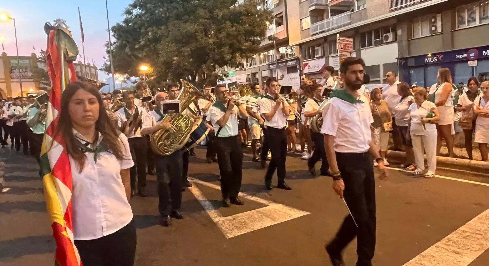 Salida de la plaza de toros con la Banda de Música y las charangas de las Peñas. Foto Mercedes Manterola