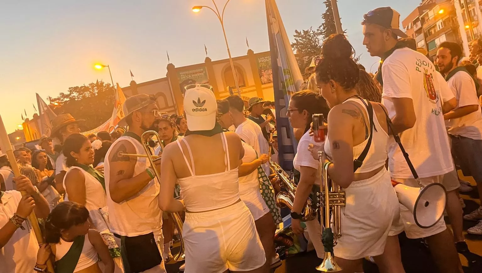 Salida de la plaza de toros con la Banda de Música y las charangas de las Peñas. Foto Mercedes Manterola