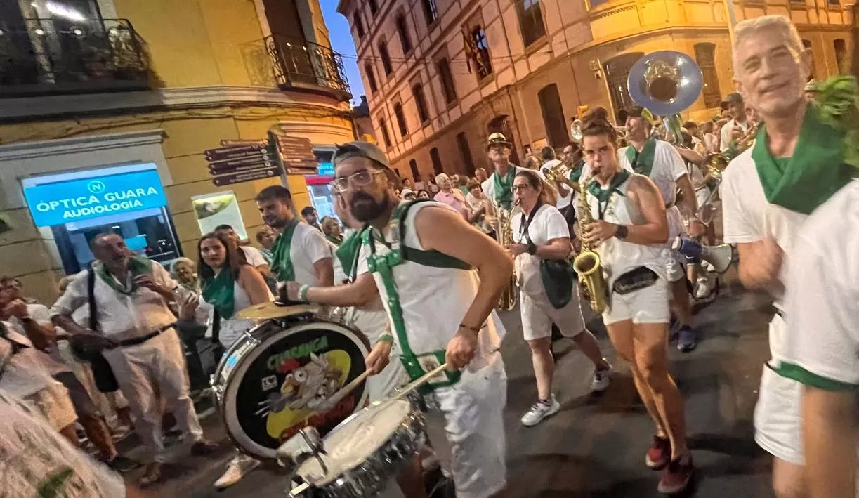 Salida de la plaza de toros con la Banda de Música y las charangas de las Peñas. Foto Mercedes Manterola