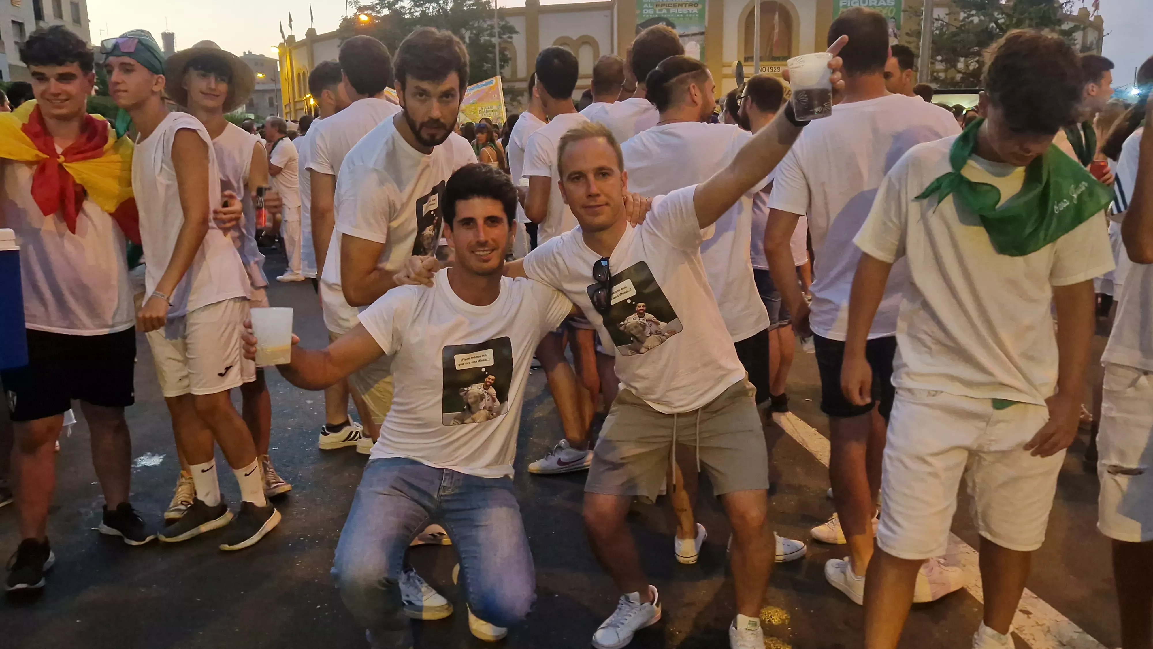 Salida de la plaza de toros con la Banda de Música y las charangas de las Peñas. Foto Myriam Martínez