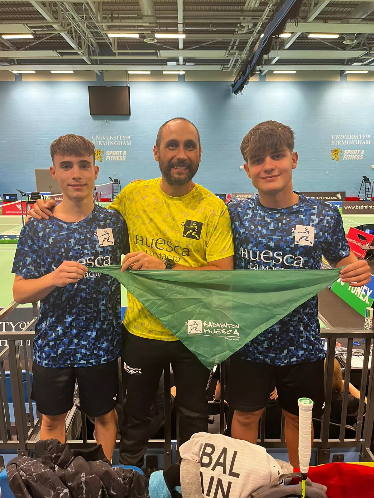 Alex Gállego y Gonzalo Isábal con Javi Coronas y la pañoleta laurentina en Birmingham.