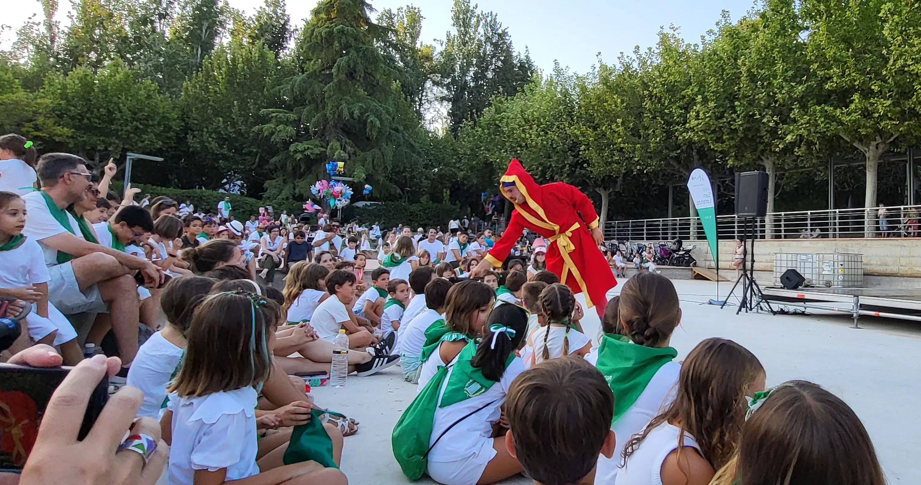 Actuación del Capitán Spriki dentro de las fiestas de San Lorenzo de Huesca. Foto Mercedes Manterola