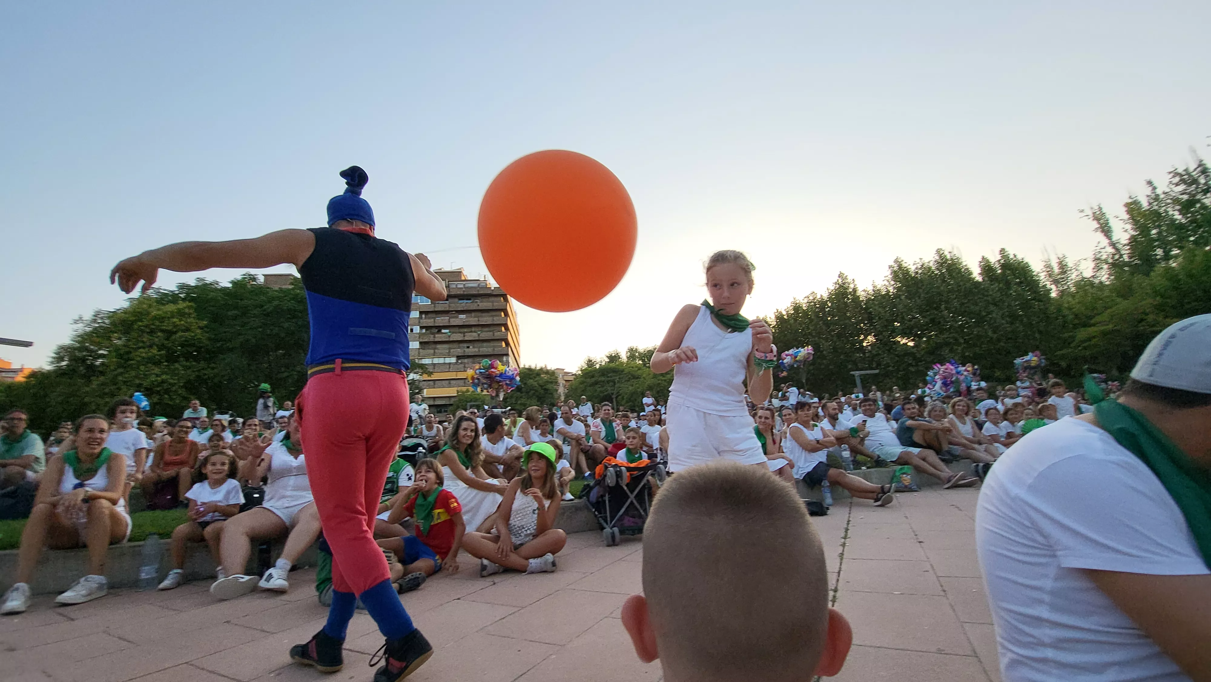 Actuación del Capitán Spriki dentro de las fiestas de San Lorenzo de Huesca. Foto Mercedes Manterola