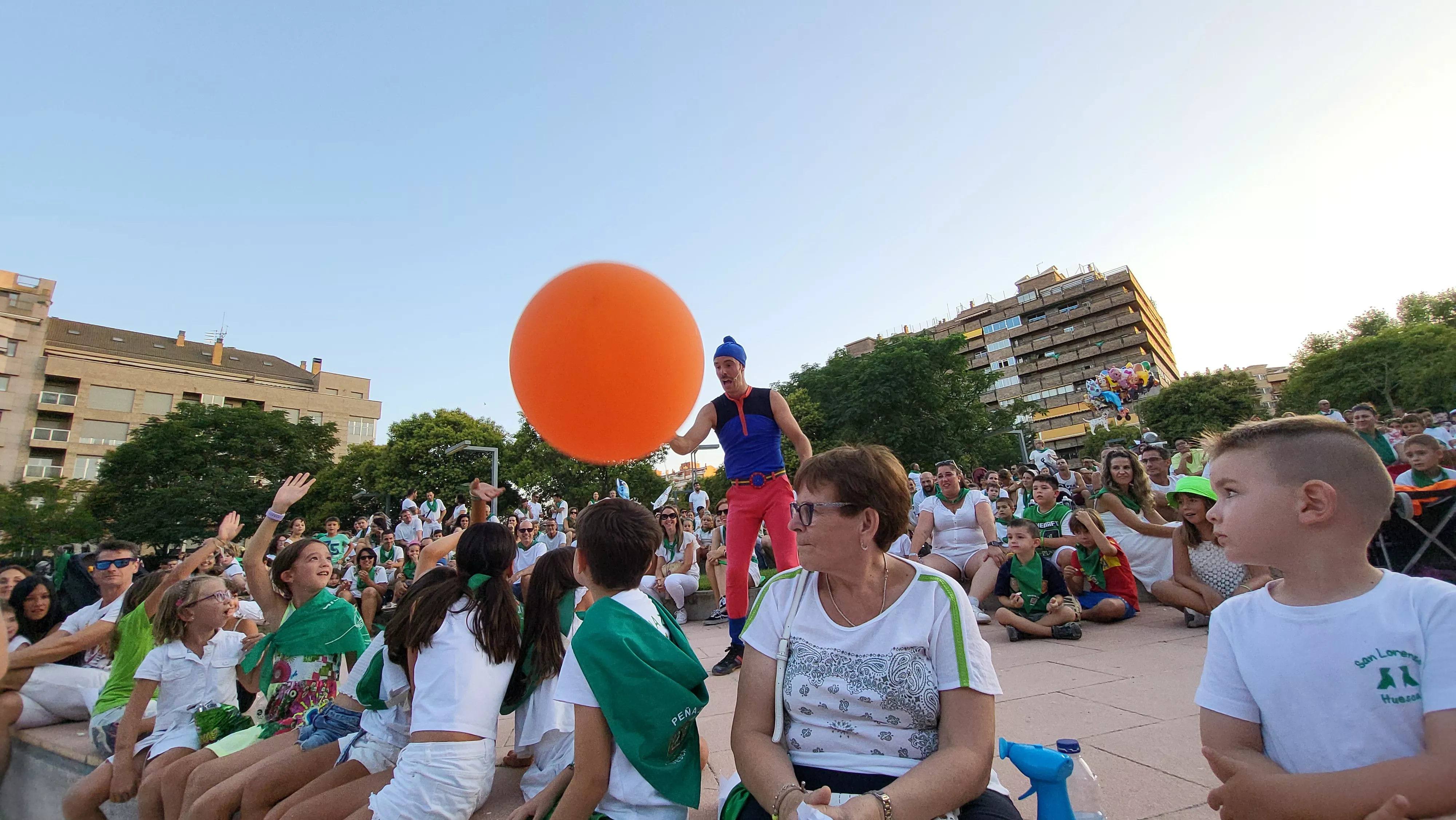 Actuación del Capitán Spriki dentro de las fiestas de San Lorenzo de Huesca. Foto Mercedes Manterola