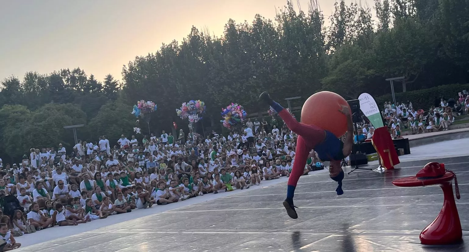 Actuación del Capitán Spriki dentro de las fiestas de San Lorenzo de Huesca. Foto Mercedes Manterola