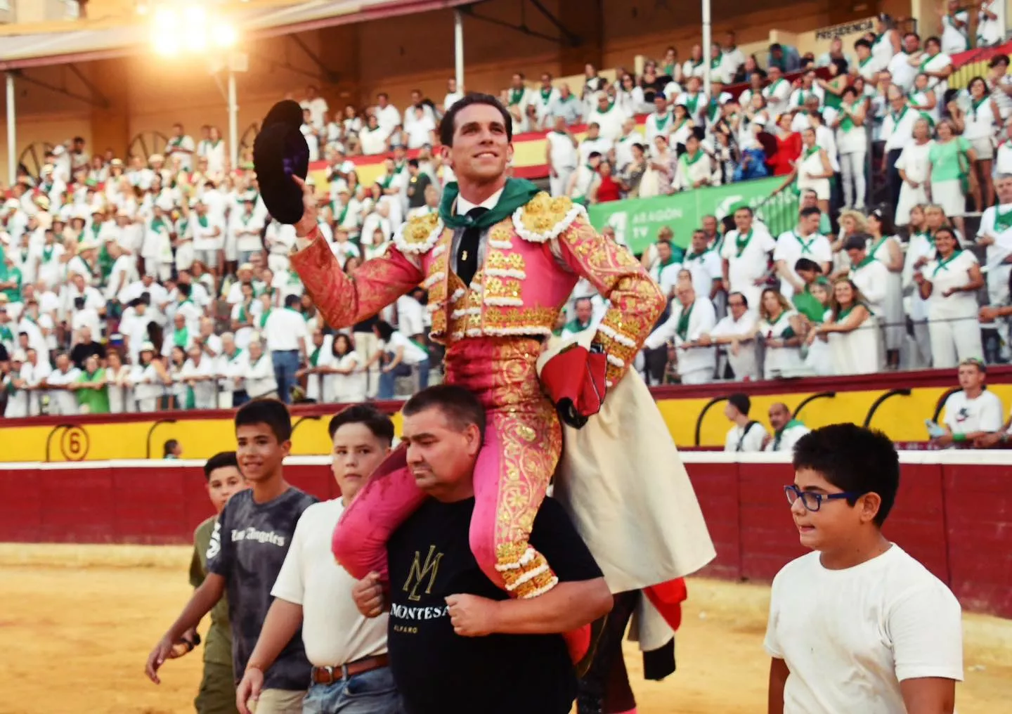 Ginés Marín sale a hombros de la plaza de toros de Huesca. Foto: Tauroemoción