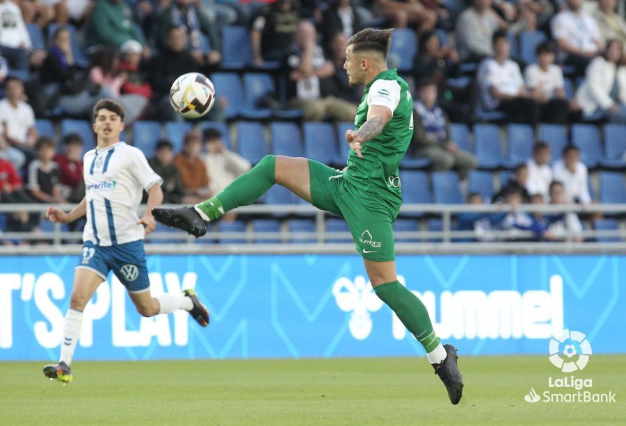 Imágenes del partido Tenerife Huesca. Los jugadores, uno a uno: descompuestos y sin ideas.  Foto La Liga