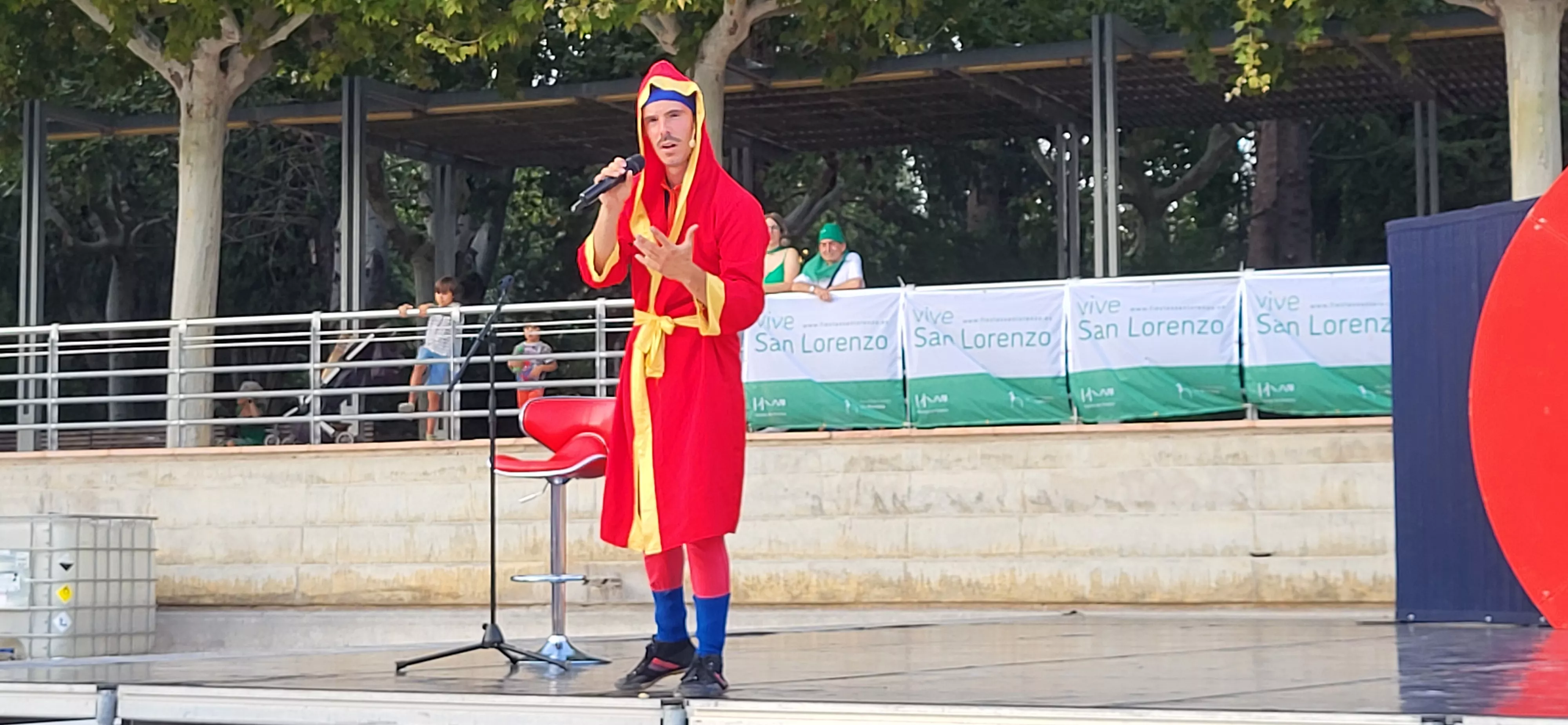 Actuación del Capitán Spriki dentro de las fiestas de San Lorenzo de Huesca. Foto Mercedes Manterola