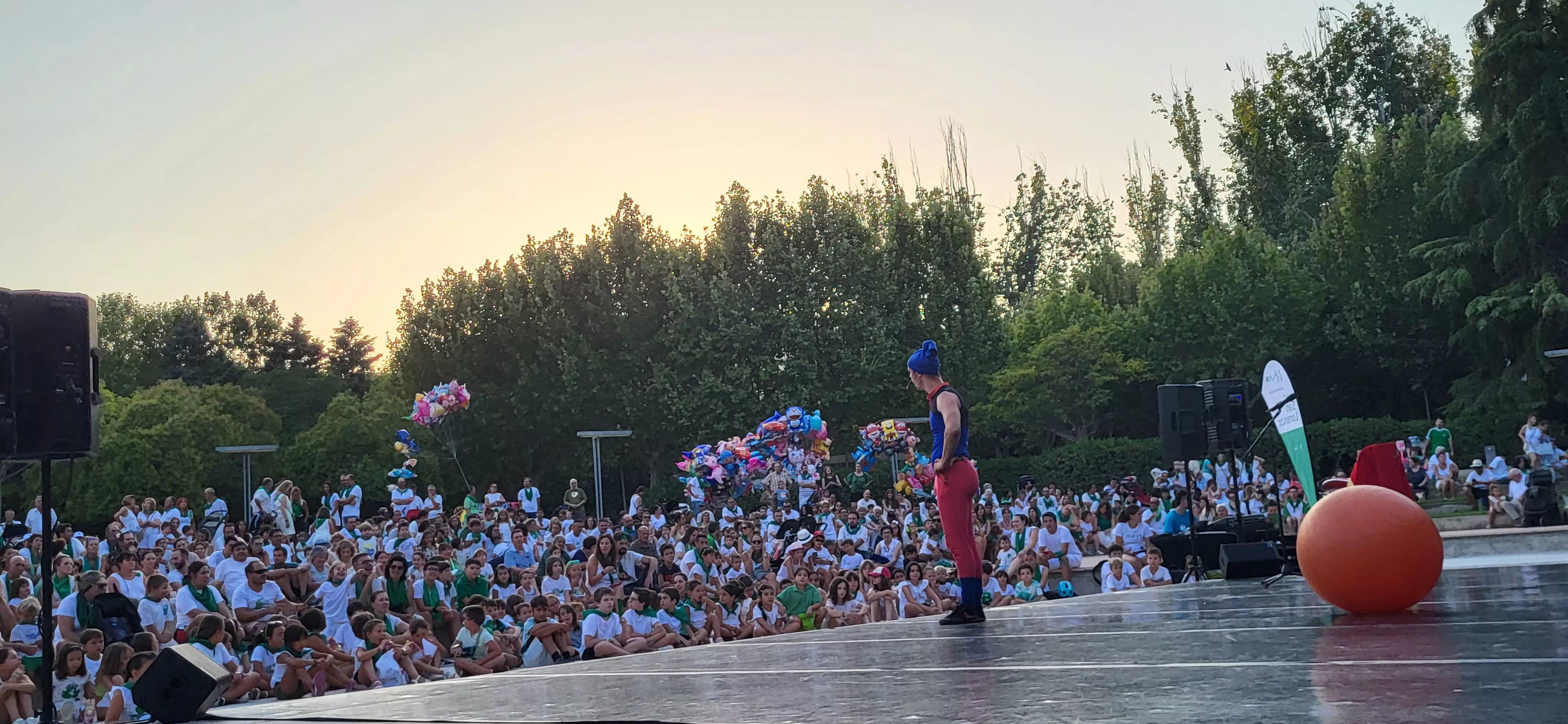 Actuación del Capitán Spriki dentro de las fiestas de San Lorenzo de Huesca. Foto Mercedes Manterola
