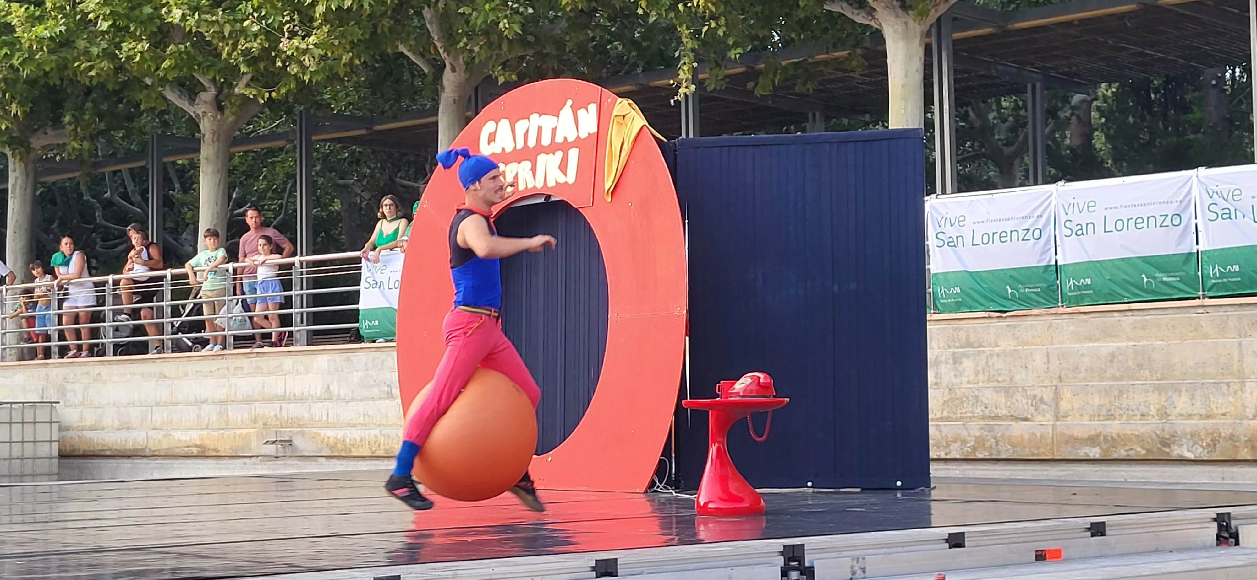 Actuación del Capitán Spriki dentro de las fiestas de San Lorenzo de Huesca. Foto Mercedes Manterola