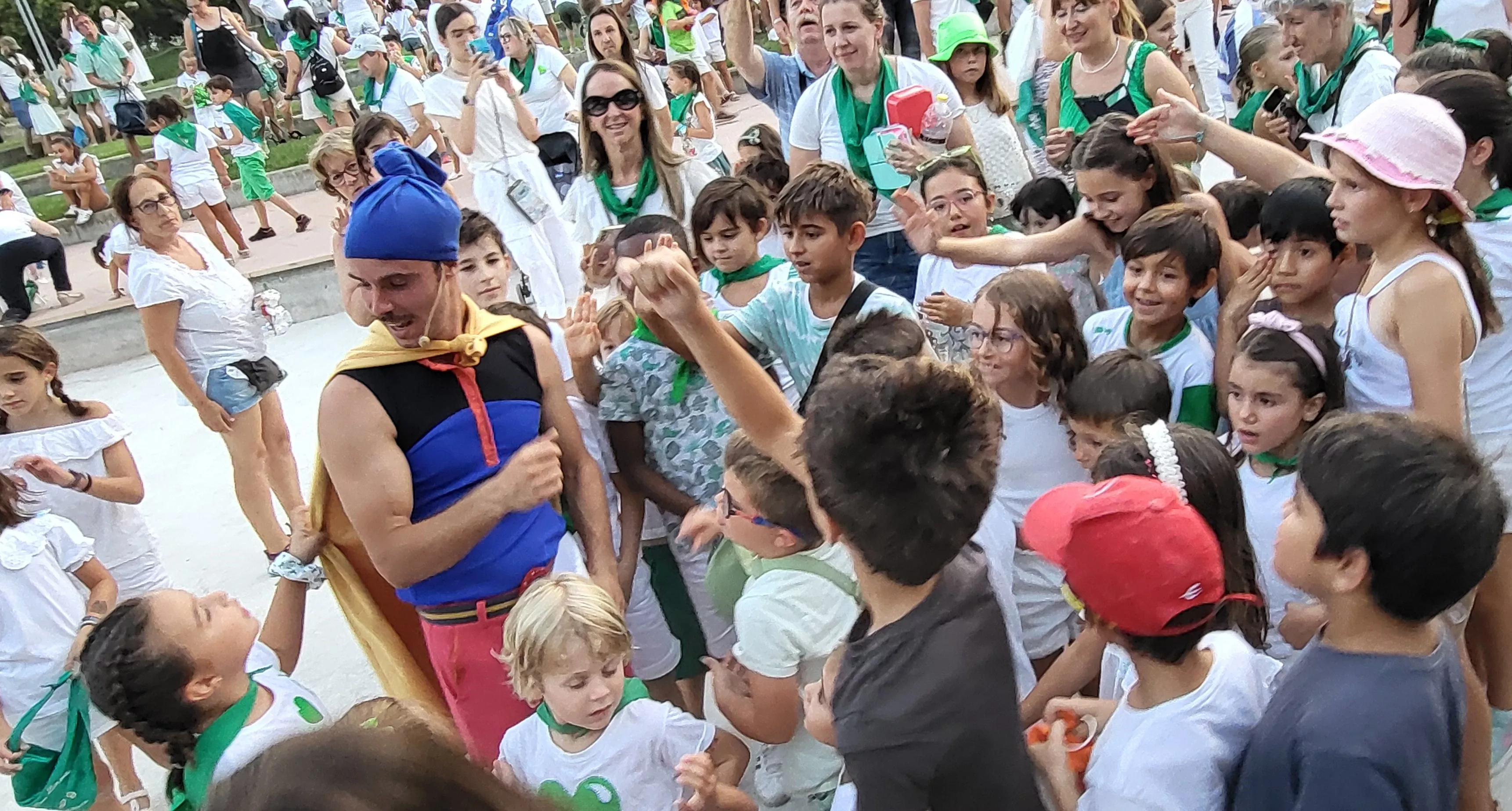 Actuación del Capitán Spriki dentro de las fiestas de San Lorenzo de Huesca. Foto Mercedes Manterola