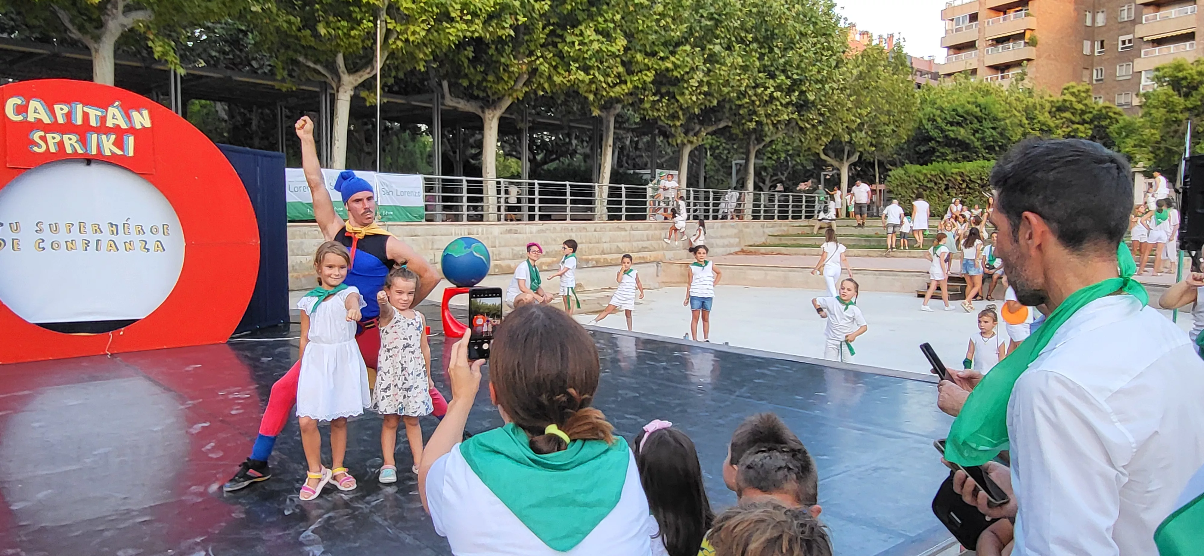 Actuación del Capitán Spriki dentro de las fiestas de San Lorenzo de Huesca. Foto Mercedes Manterola