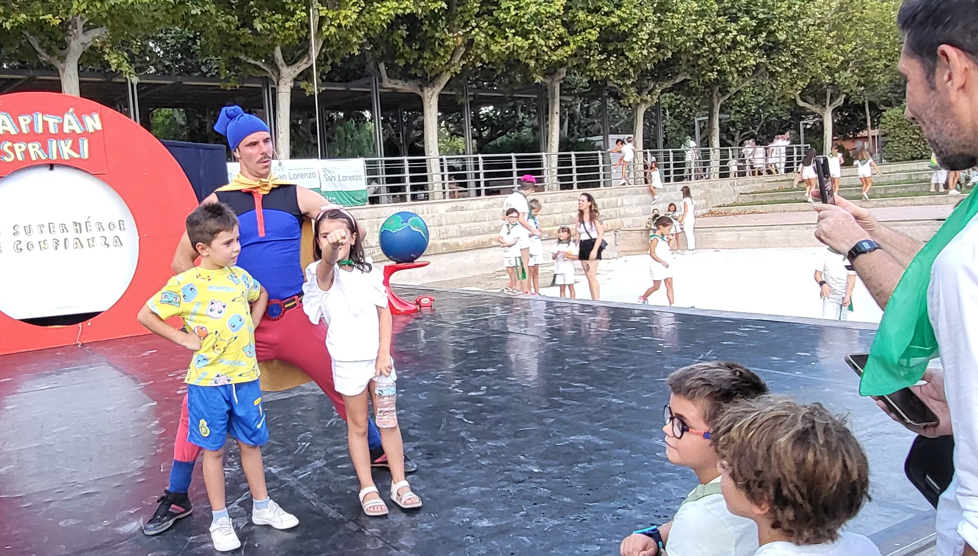 Actuación del Capitán Spriki dentro de las fiestas de San Lorenzo de Huesca. Foto Mercedes Manterola