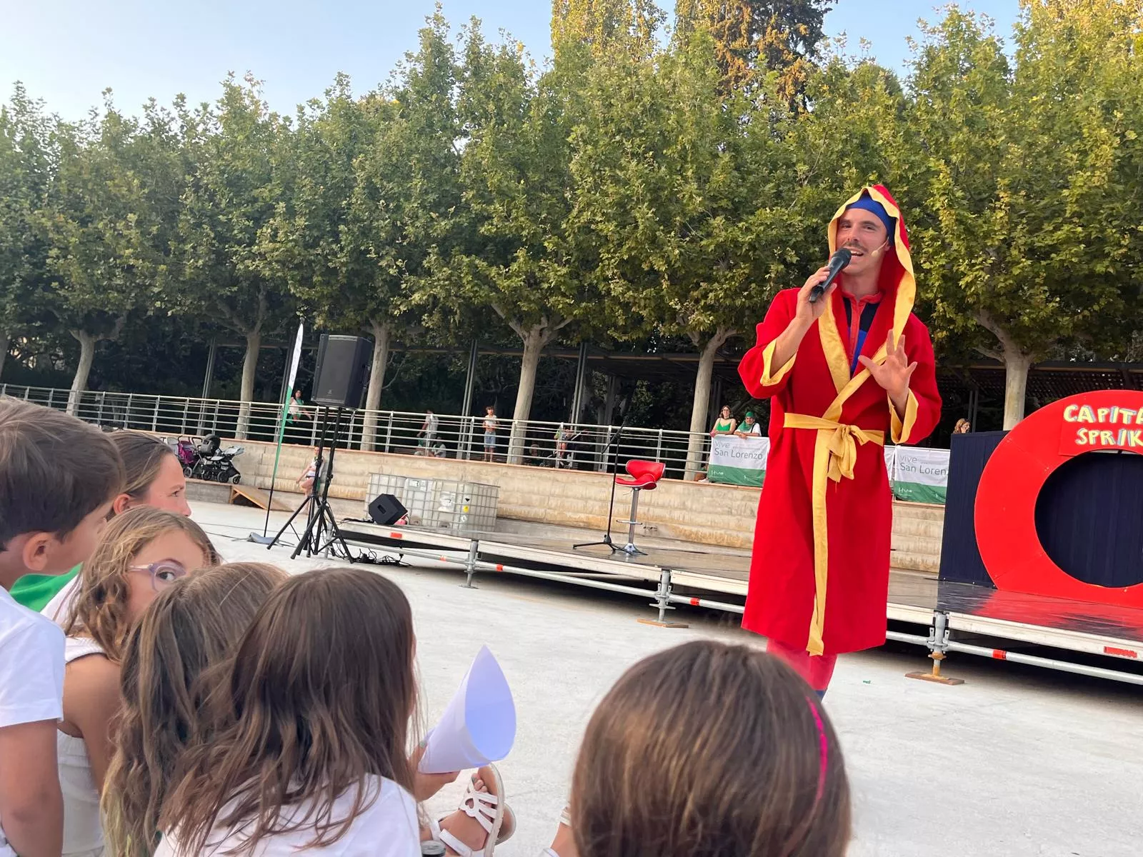 Actuación del Capitán Spriki dentro de las fiestas de San Lorenzo de Huesca. Foto Mercedes Manterola
