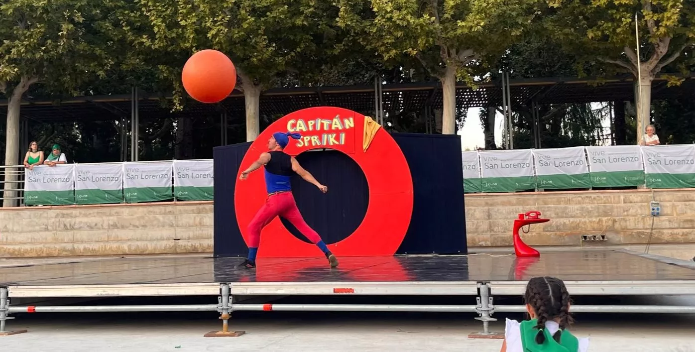Actuación del Capitán Spriki dentro de las fiestas de San Lorenzo de Huesca. Foto Mercedes Manterola