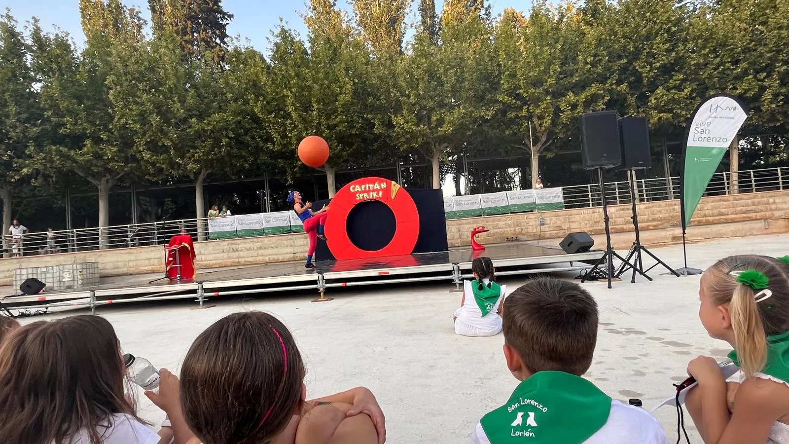 Actuación del Capitán Spriki dentro de las fiestas de San Lorenzo de Huesca. Foto Mercedes Manterola