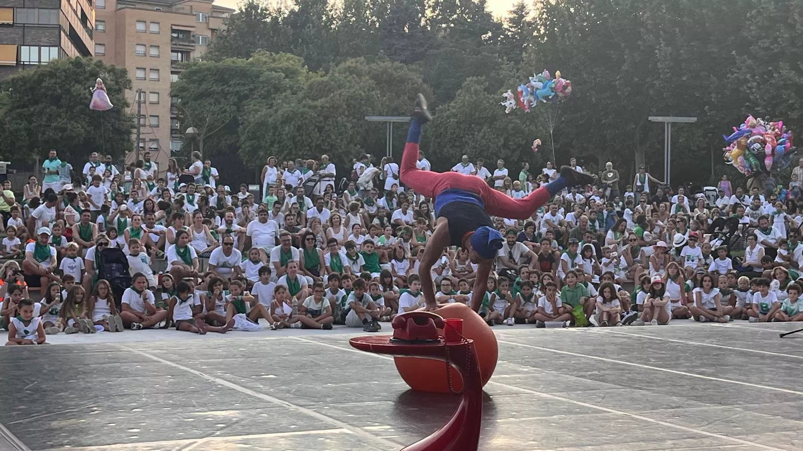 Actuación del Capitán Spriki dentro de las fiestas de San Lorenzo de Huesca. Foto Mercedes Manterola