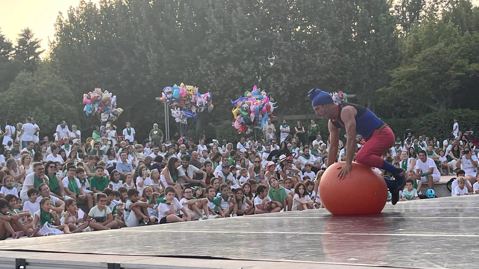 Actuación del Capitán Spriki dentro de las fiestas de San Lorenzo de Huesca. Foto Mercedes Manterola