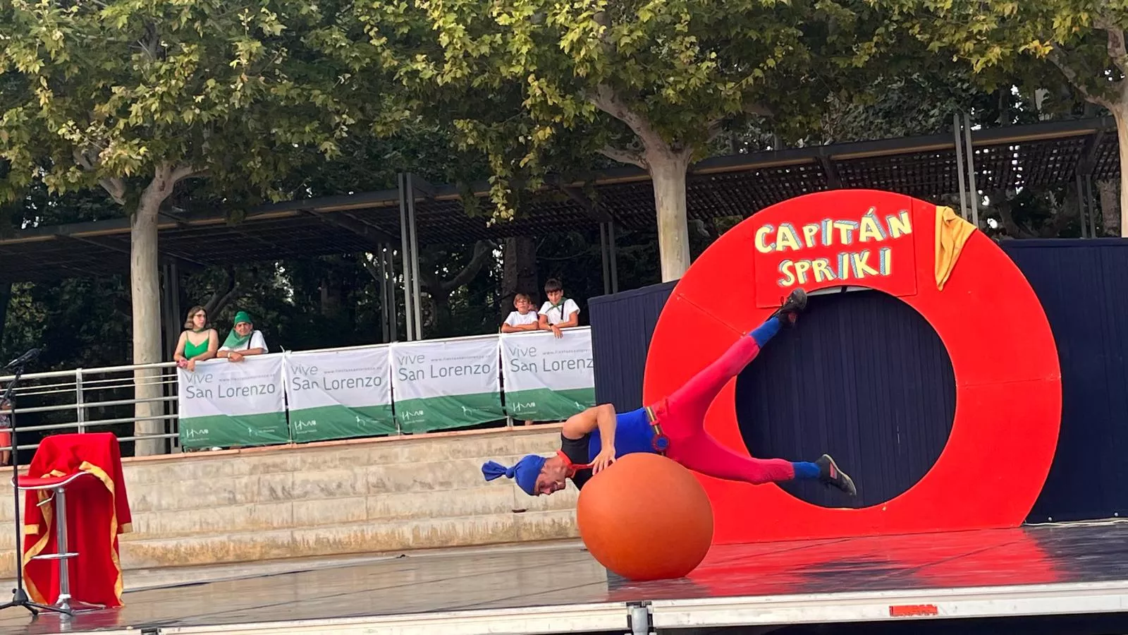Actuación del Capitán Spriki dentro de las fiestas de San Lorenzo de Huesca. Foto Mercedes Manterola