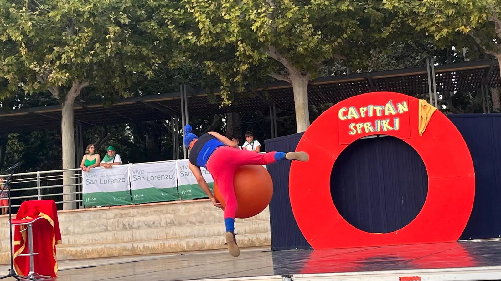 Actuación del Capitán Spriki dentro de las fiestas de San Lorenzo de Huesca. Foto Mercedes Manterola