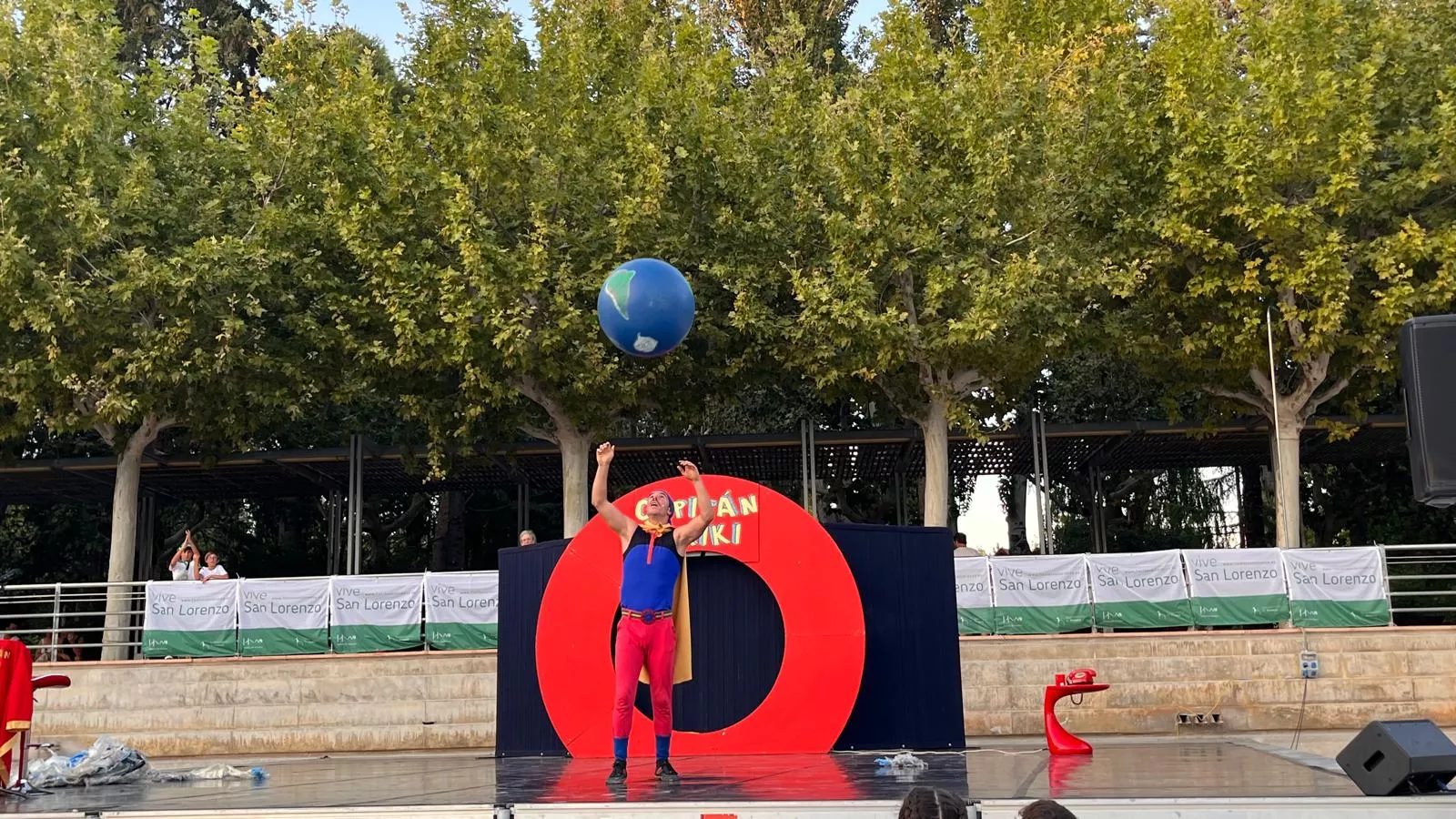 Actuación del Capitán Spriki dentro de las fiestas de San Lorenzo de Huesca. Foto Mercedes Manterola