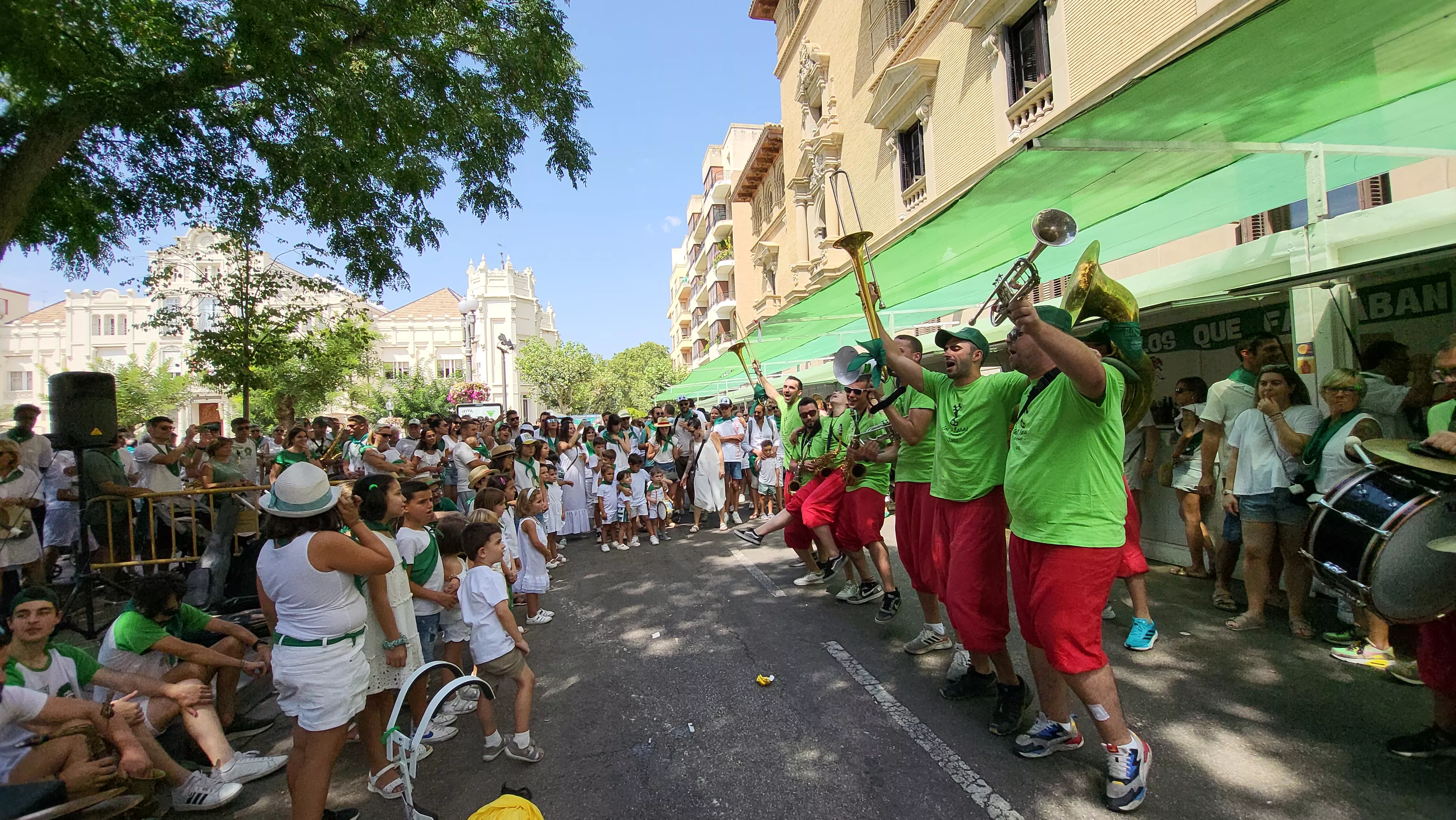 Encuentro de charangas de las peñas en la plaza de Navarra de Huesca. Foto Mercedes Manterola