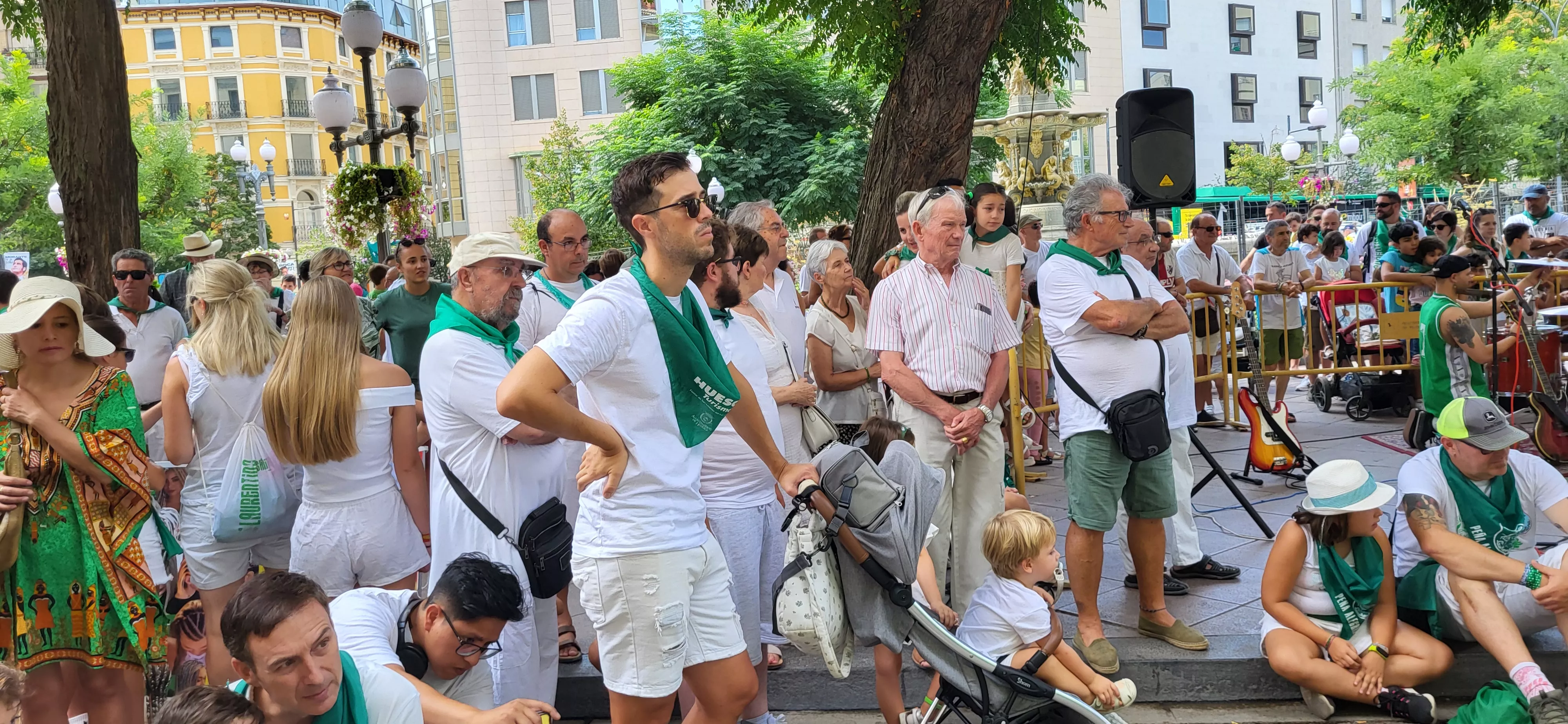 Encuentro de charangas de las peñas en la plaza de Navarra de Huesca. Foto Mercedes Manterola