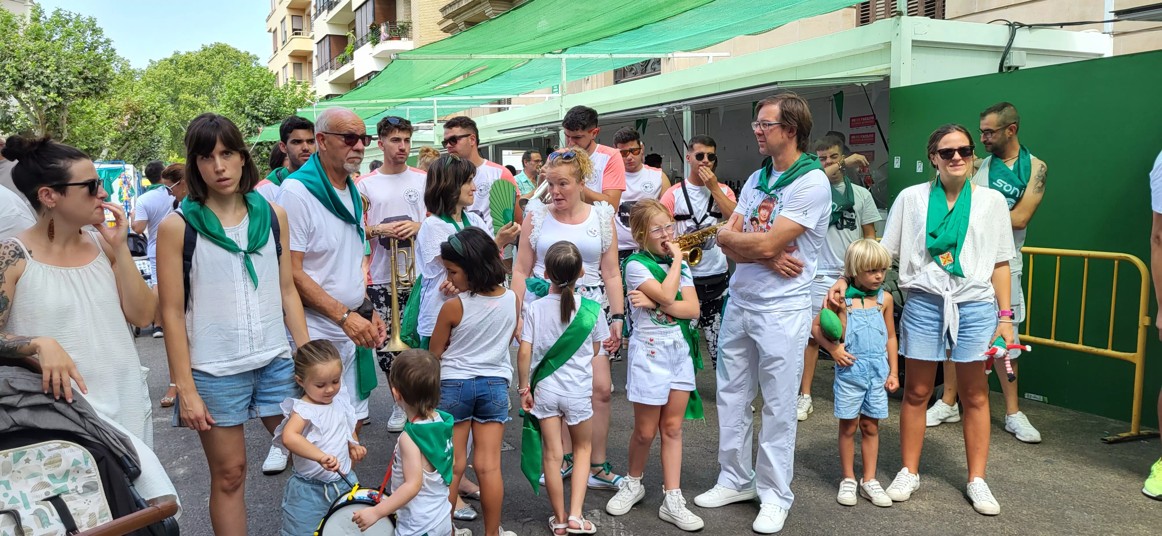 Encuentro de charangas de las peñas en la plaza de Navarra de Huesca. Foto Mercedes Manterola