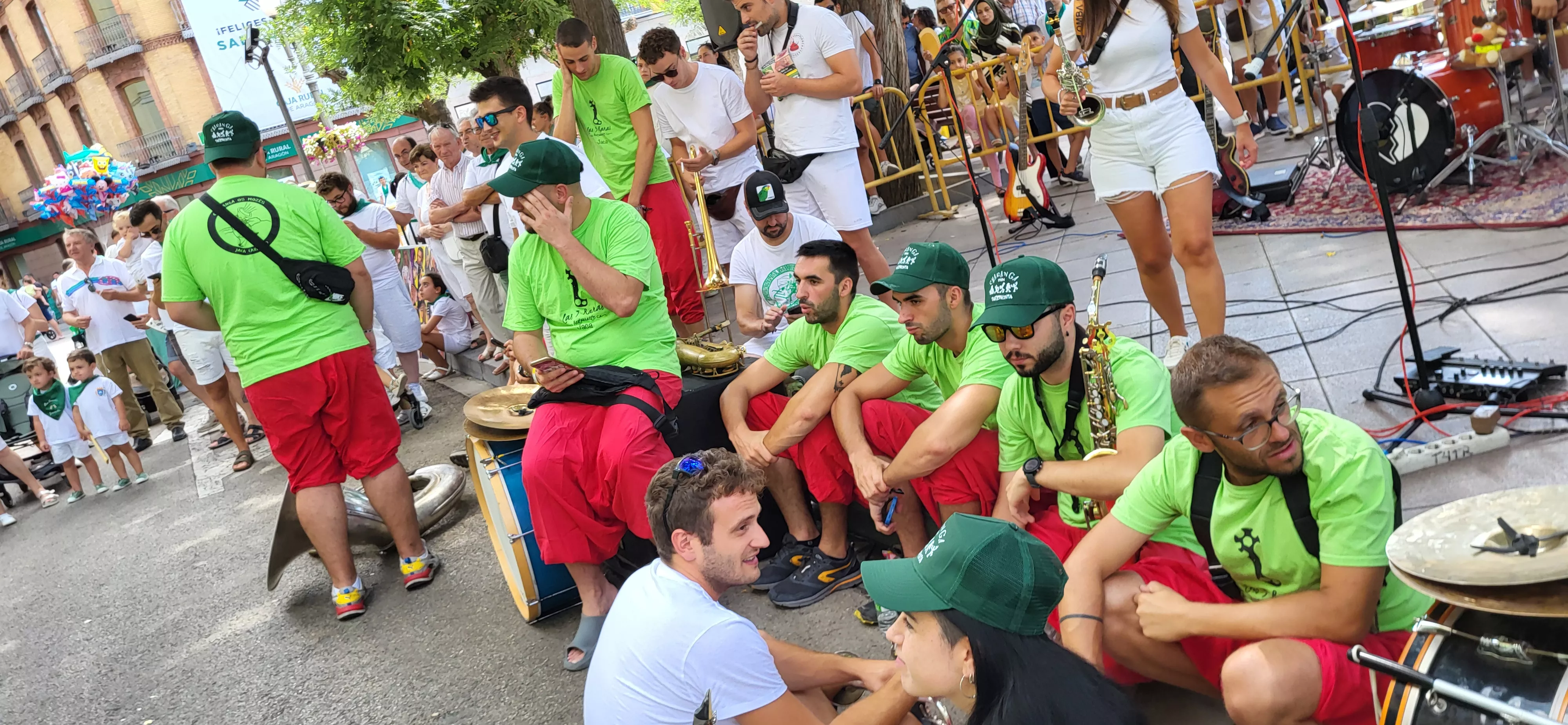Encuentro de charangas de las peñas en la plaza de Navarra de Huesca. Foto Mercedes Manterola