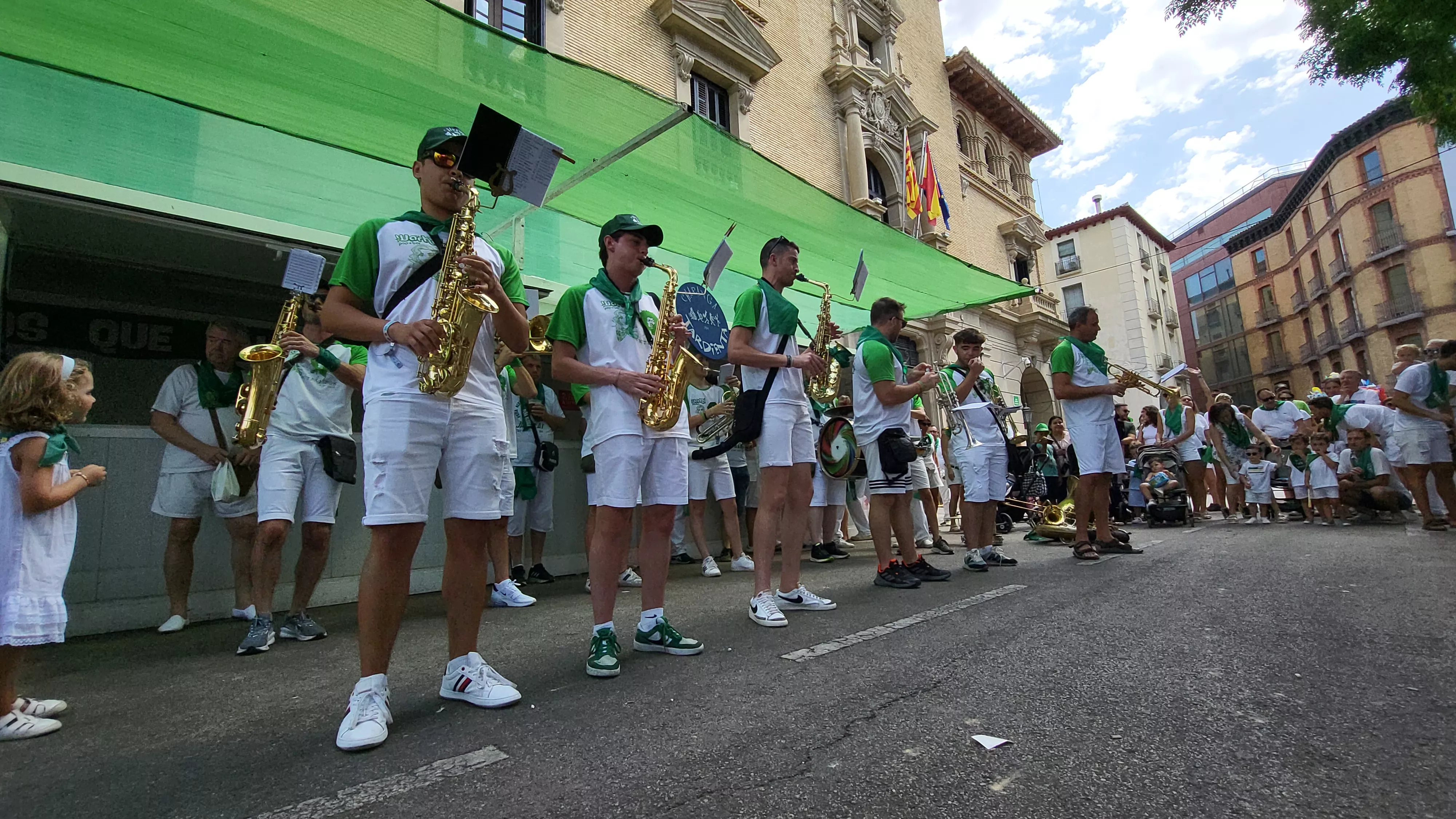 Encuentro de charangas de las peñas en la plaza de Navarra de Huesca. Foto Mercedes Manterola