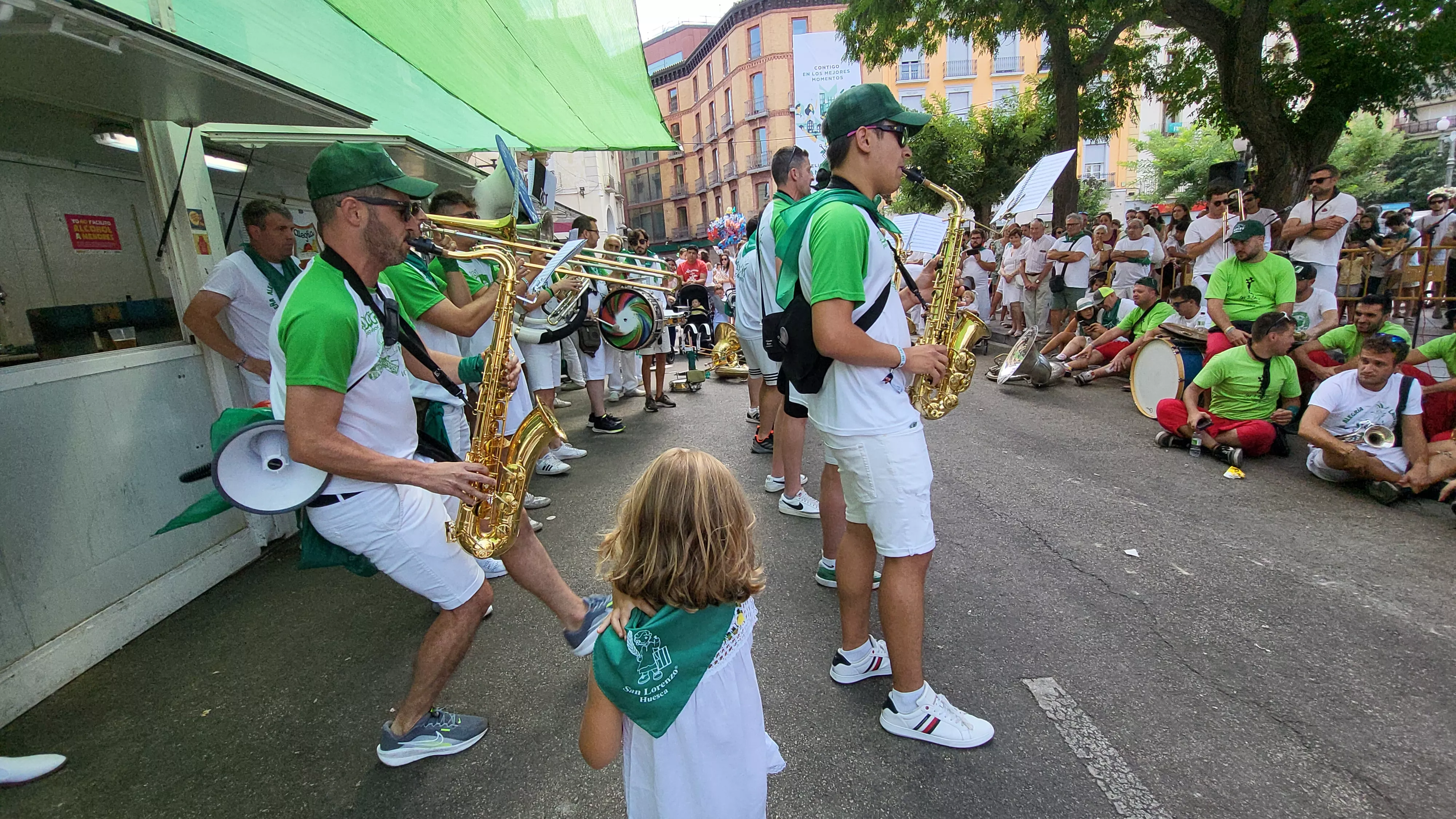 Encuentro de charangas de las peñas en la plaza de Navarra de Huesca. Foto Mercedes Manterola