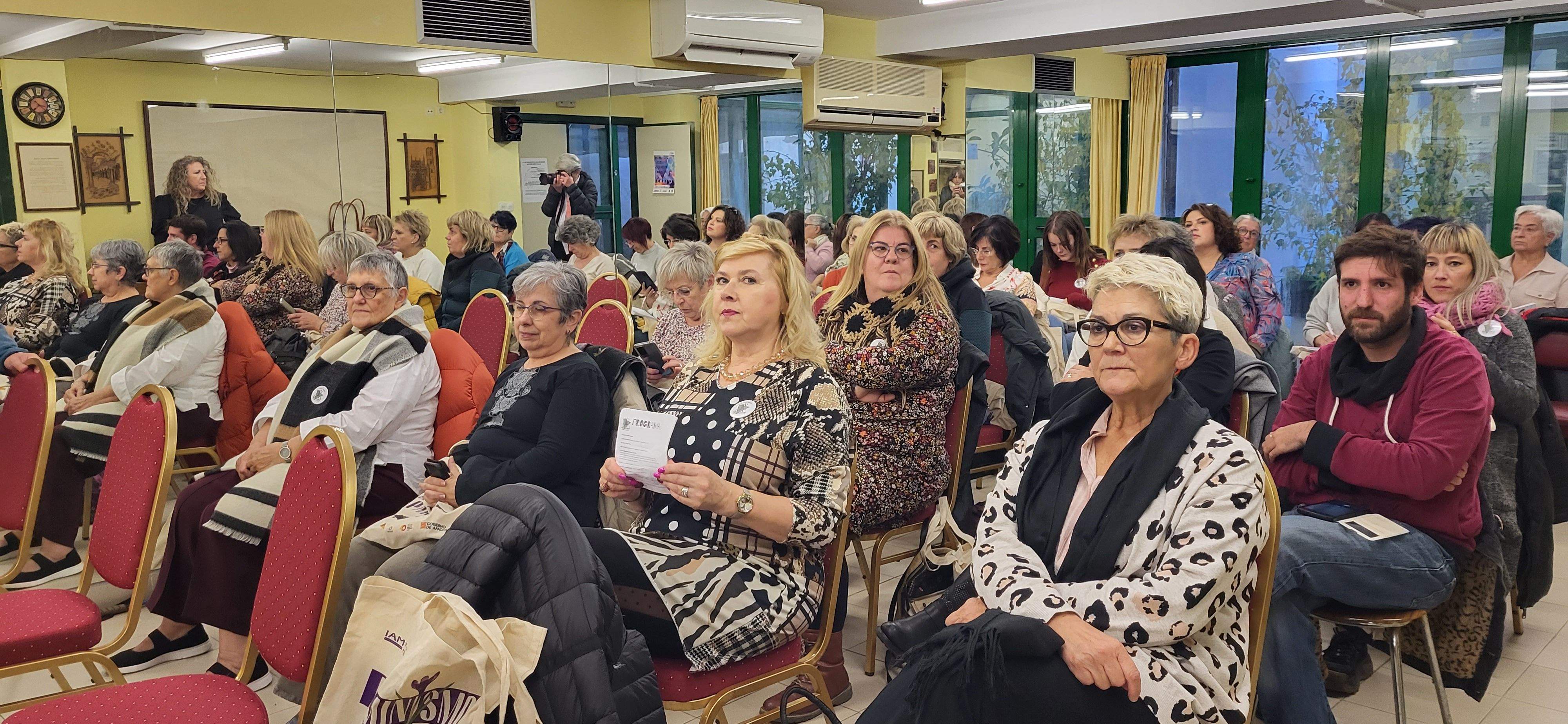 Participantes en el Encuentro de Mujeres Vecinales en Huesca