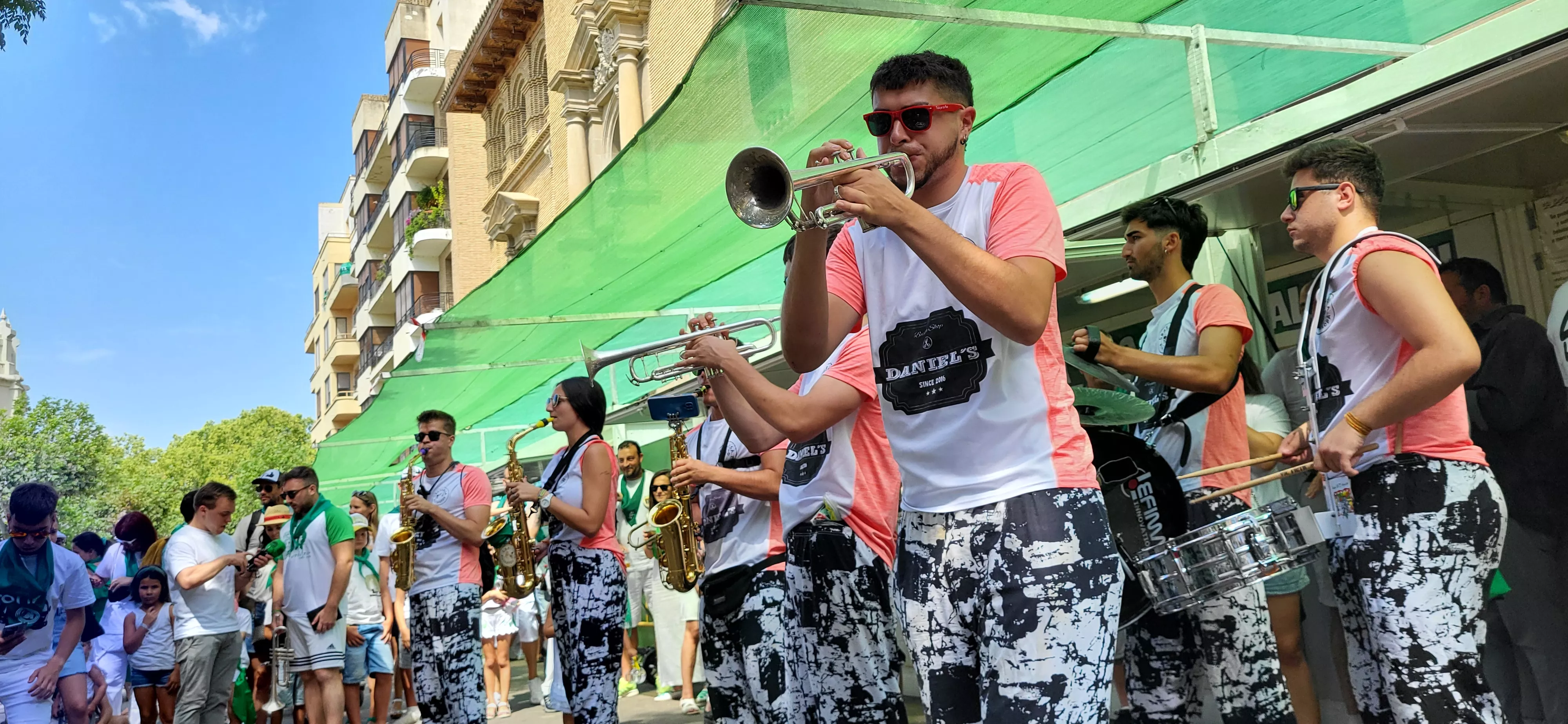 Encuentro de charangas de las peñas en la plaza de Navarra de Huesca. Foto Mercedes Manterola