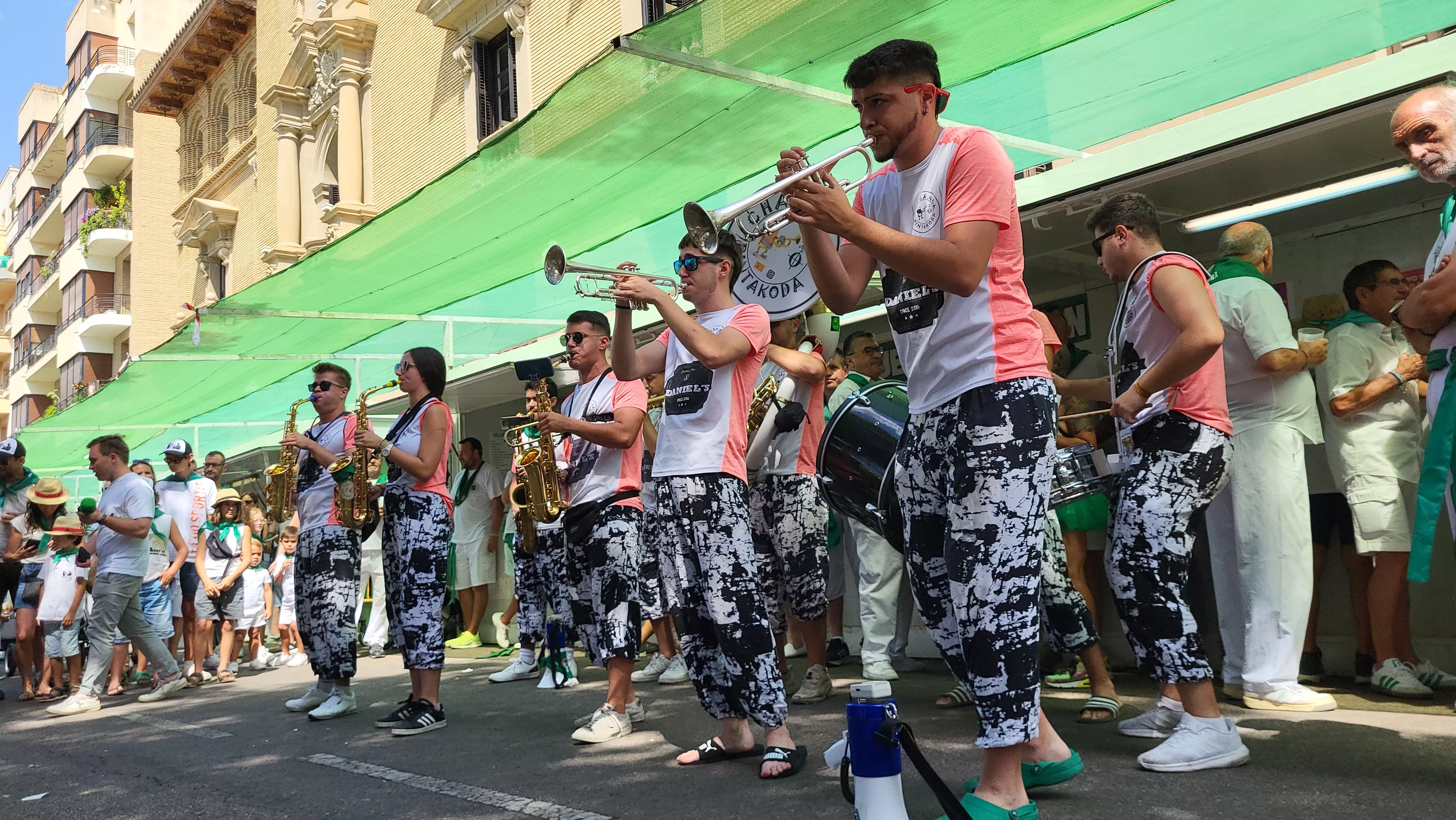 Encuentro de charangas de las peñas en la plaza de Navarra de Huesca. Foto Mercedes Manterola