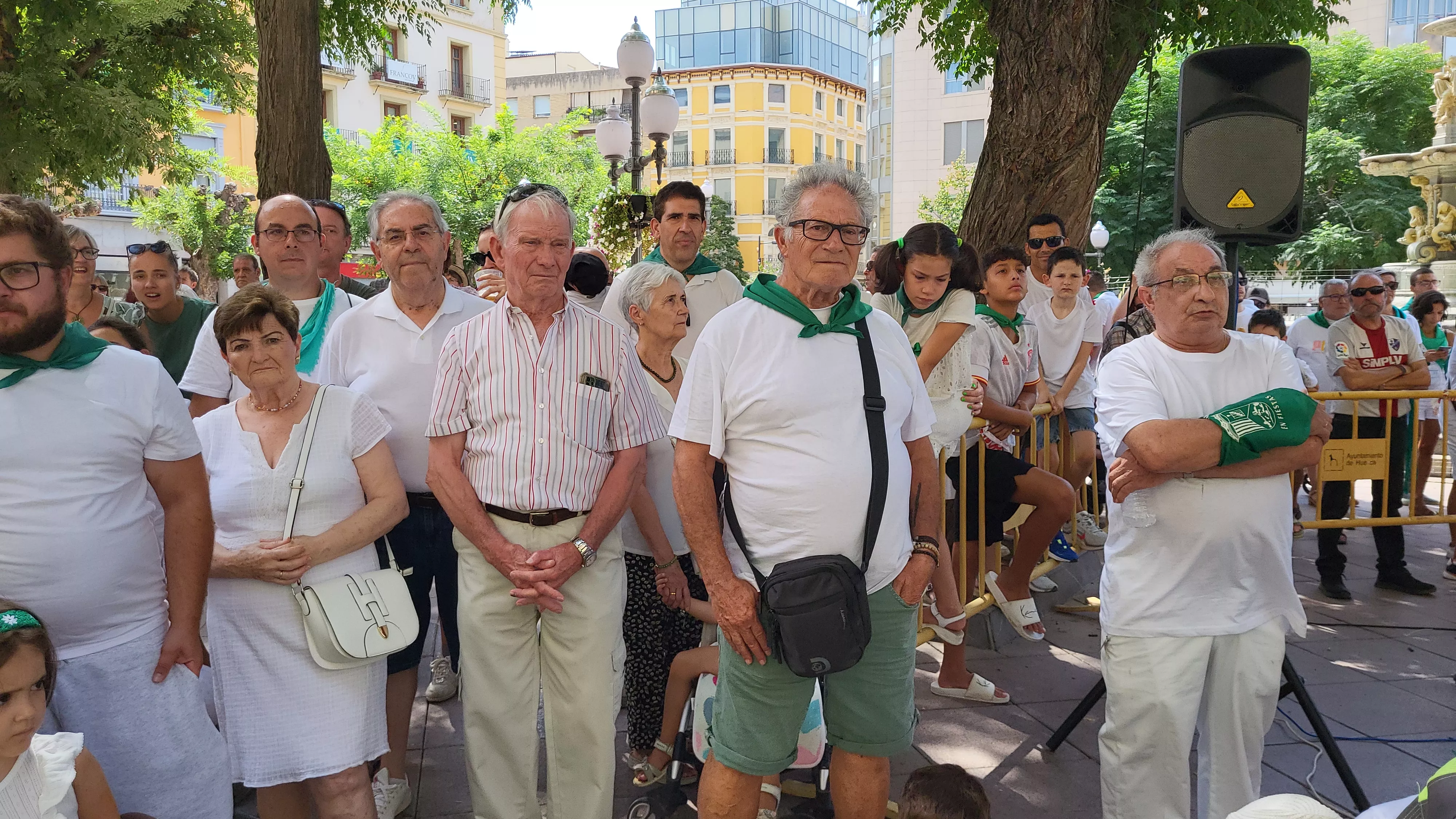Encuentro de charangas de las peñas en la plaza de Navarra de Huesca. Foto Mercedes Manterola