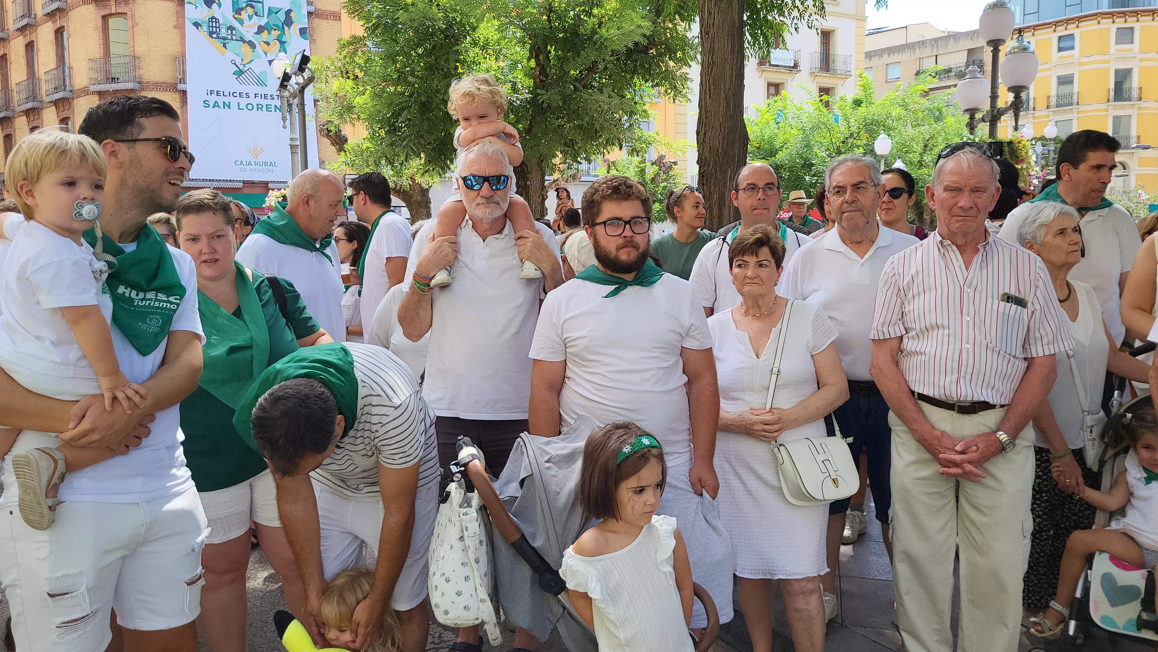 Encuentro de charangas de las peñas en la plaza de Navarra de Huesca. Foto Mercedes Manterola
