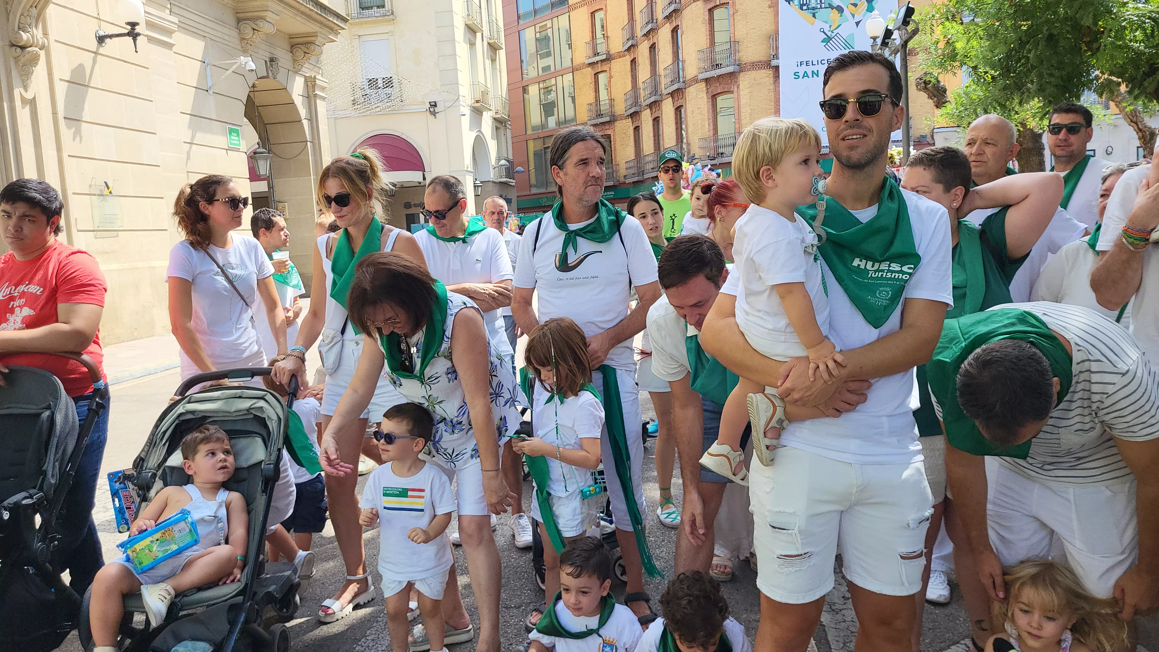 Encuentro de charangas de las peñas en la plaza de Navarra de Huesca. Foto Mercedes Manterola